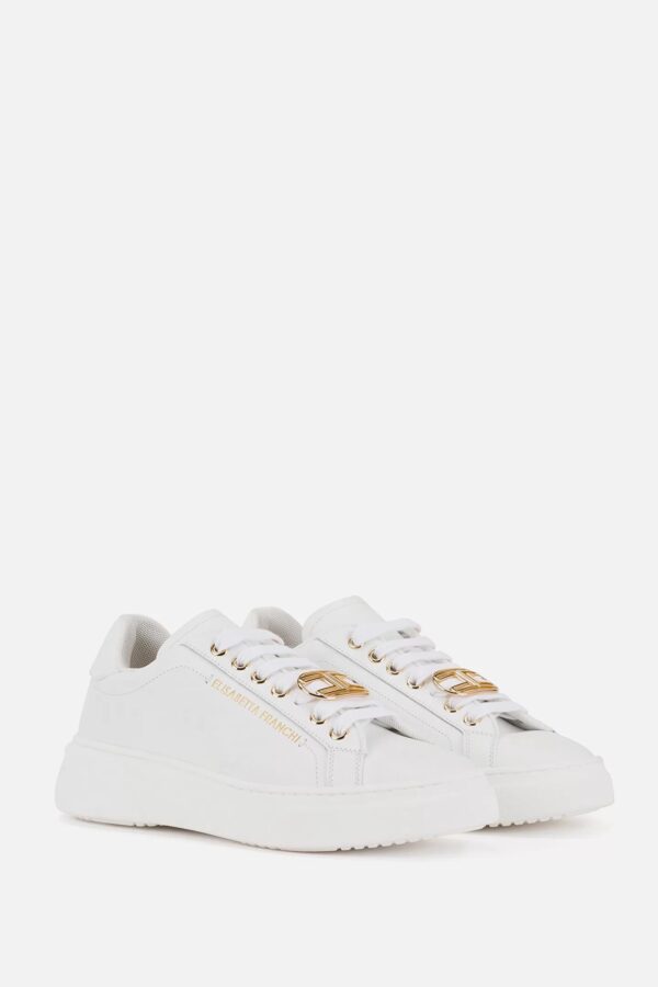 Niskie białe sneakersy ze złotym logo Elisabetta Franchi SA60H21E2